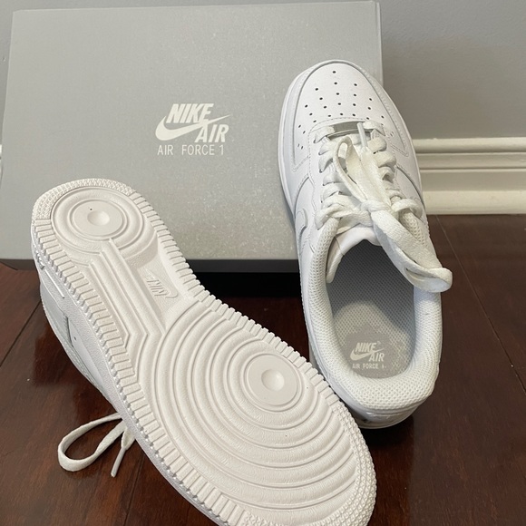 **SOLD** Nike Air Force 1 - women size 7 - Picture 2 of 4